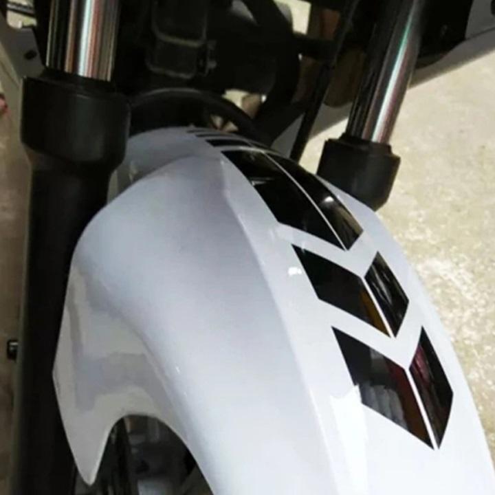 Decal Mũi tên phản quang dán chắn bùn xe máy