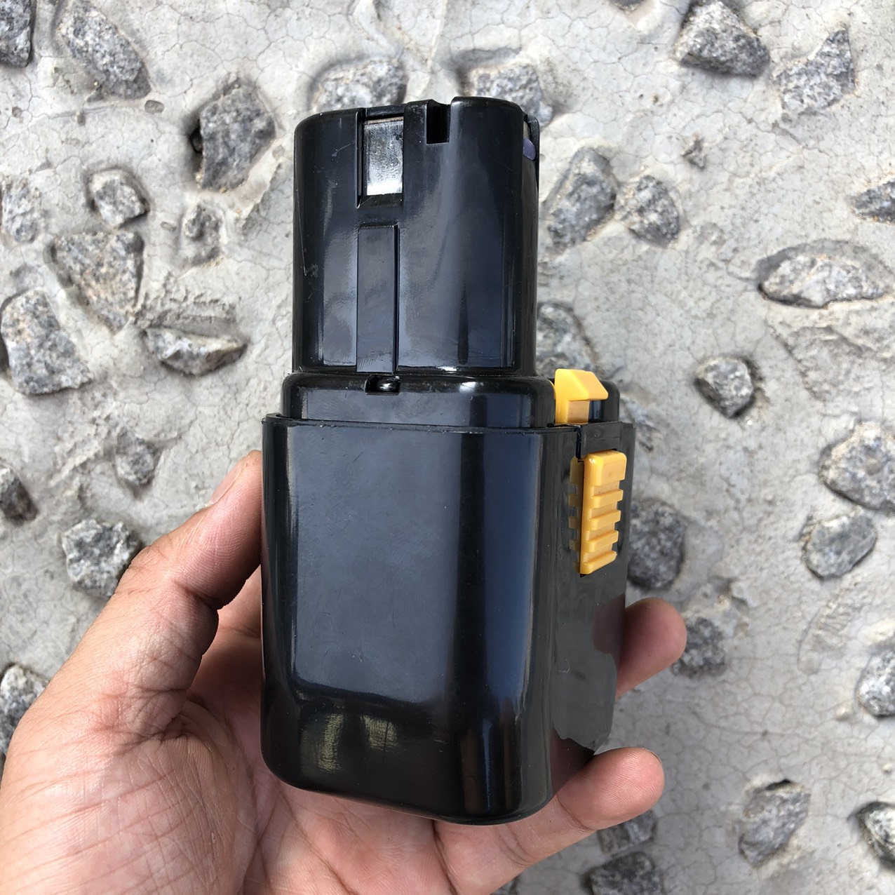 [NPS] Pin máy khoan Hitachi. 12V 6 cell (có kèm củ sạc 12V)