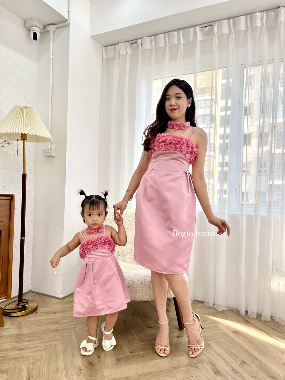 Đầm thiết kế đính hoa cho mẹ và bé