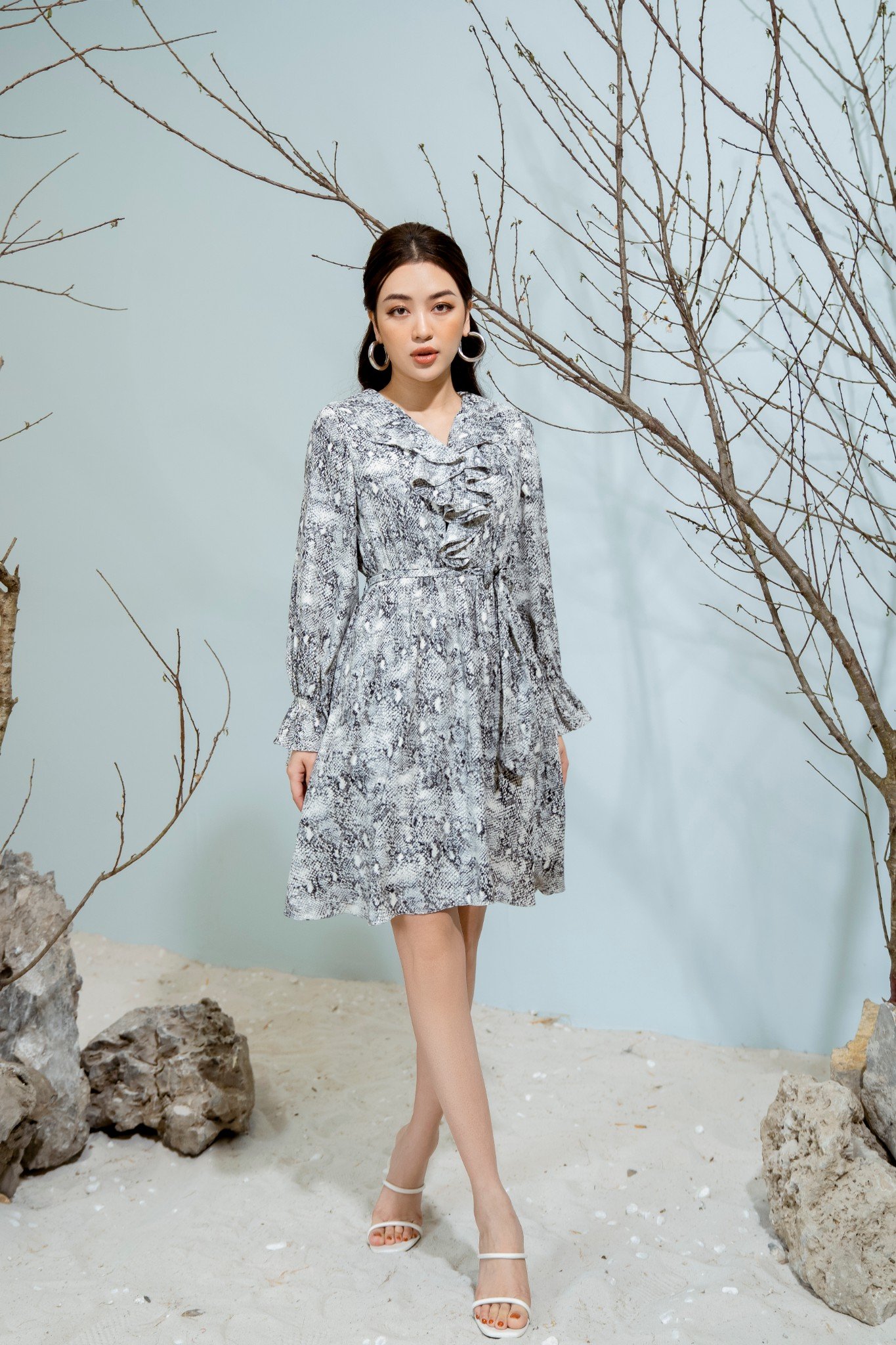 Đầm tay dài dáng thắt eo Eva de Eva 21SDKE114F