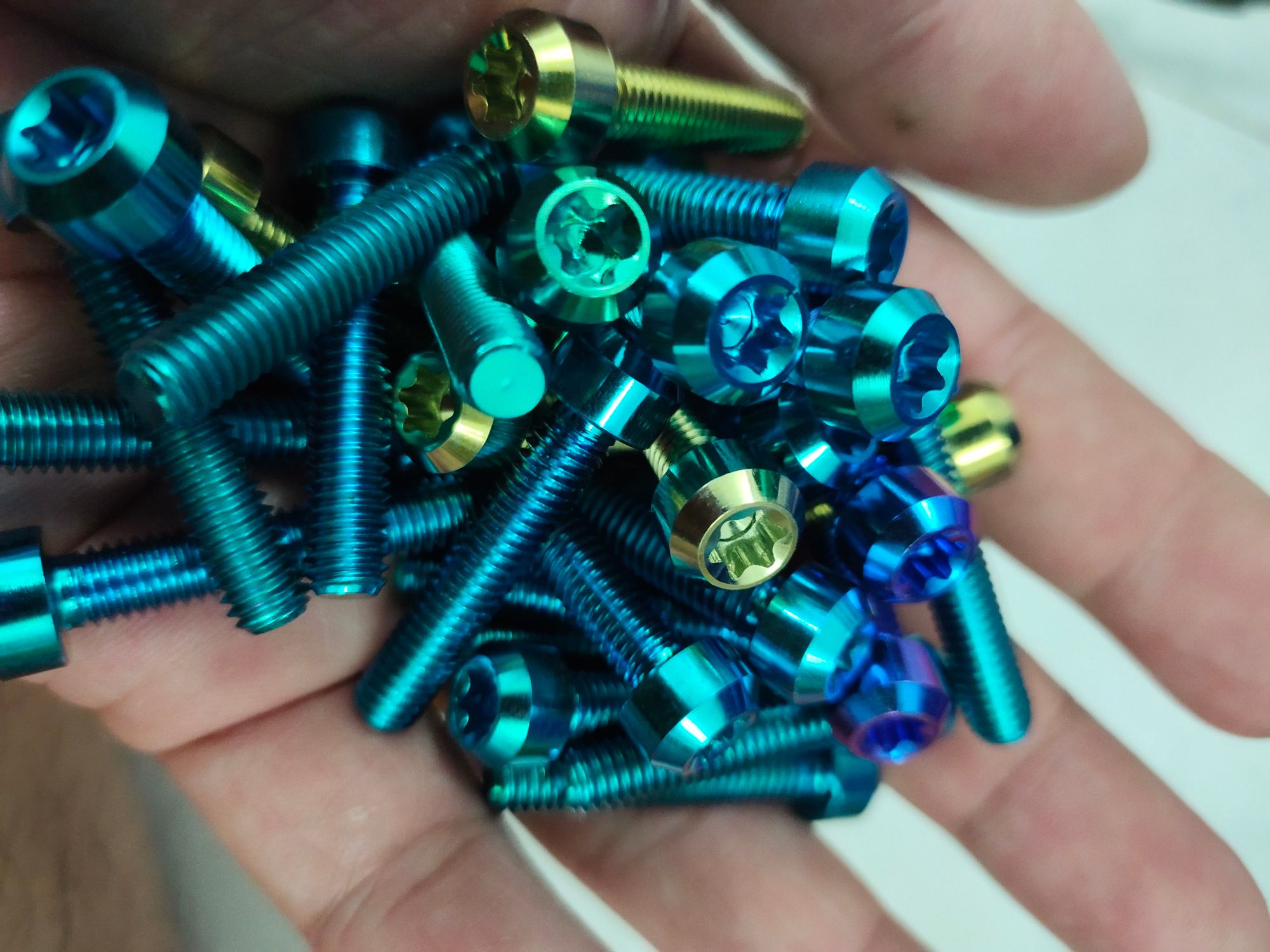 1 ốc titan gr5 6li40 trụ xanh lục bảo