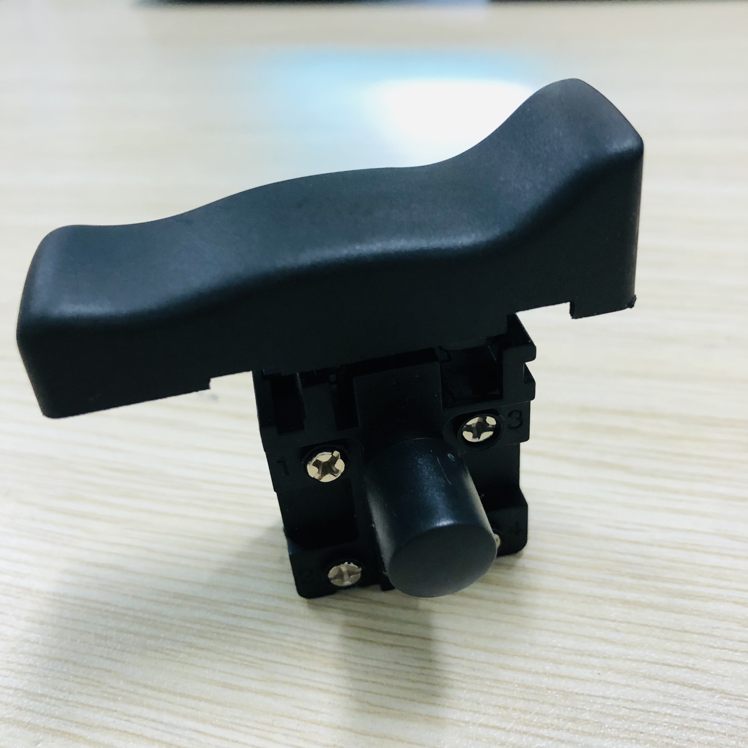 Công tắc máy cắt sắt FEG đời mới 125-250V M8-10/2D