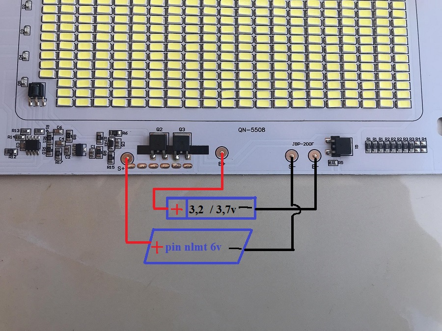 Led năng nượng mặt trời ( CÓ BÁO PIN KÈM ĐIỀU KHIỂN )