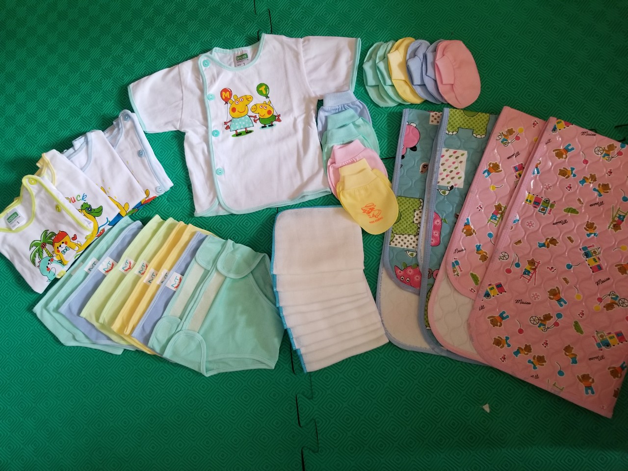 Combo sơ sinh giá rẻ cho bé 1 tấm lót+ 3 bộ bao tay + 3 bộ bao chân (không có nón)+5áo +10quần đóng bỉm +10khăn sữa