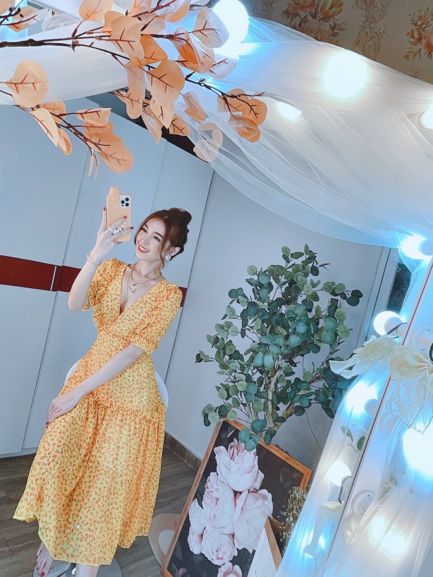 Đầm đắp chéo cổ v hoa nhí dễ thương