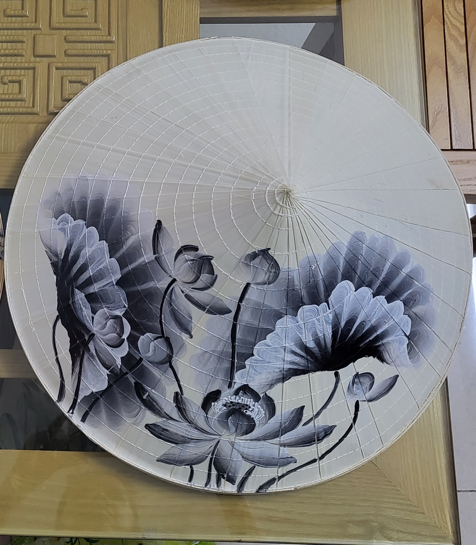 Nón lá trắng vẽ sen trắng đen