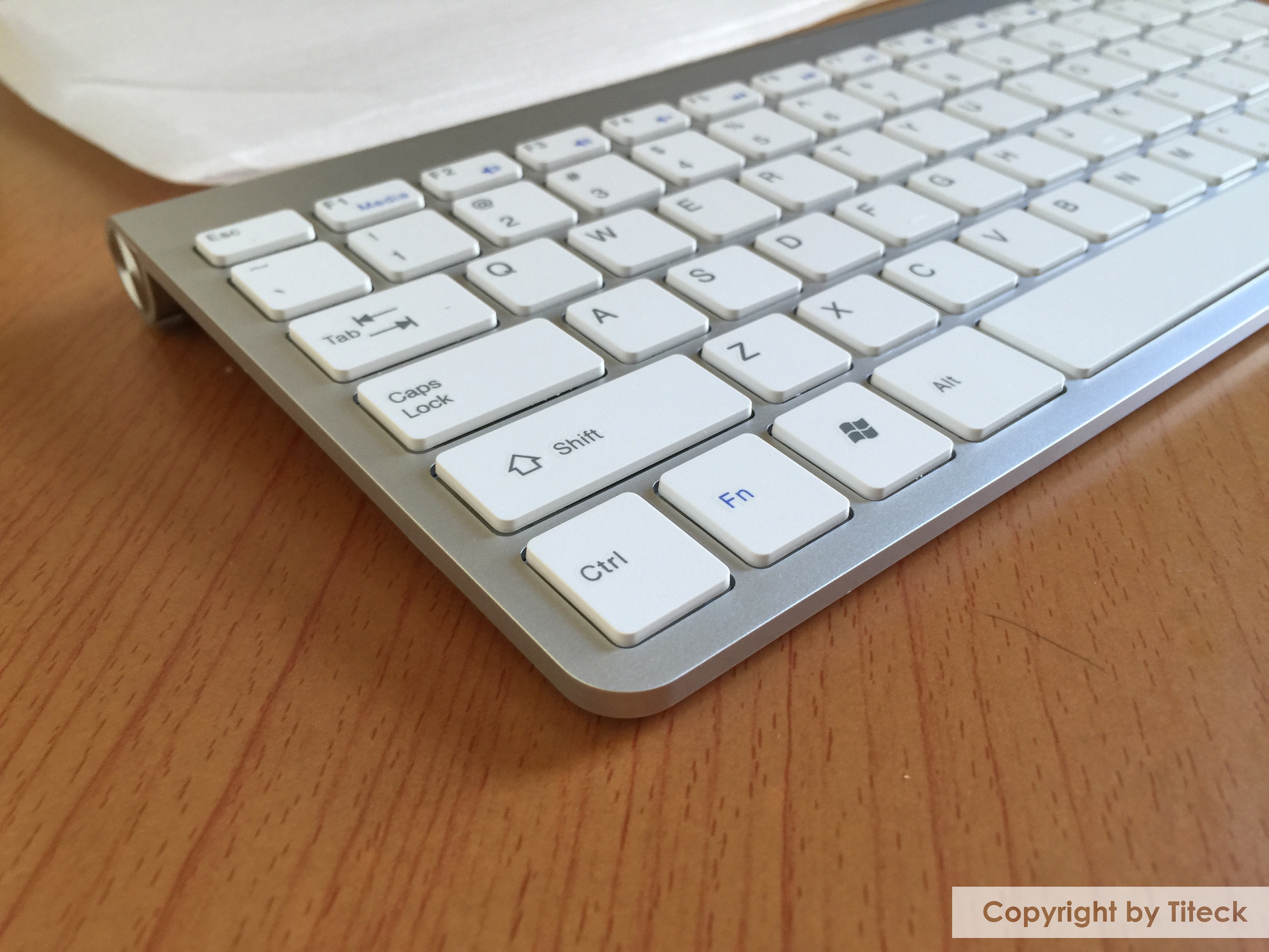 Bàn phím không dây cao cấp dùng cho laptop, PC, Smart TV tăng kèm miếng phủ silicon bảo vệ chống nước, bụi bẩn