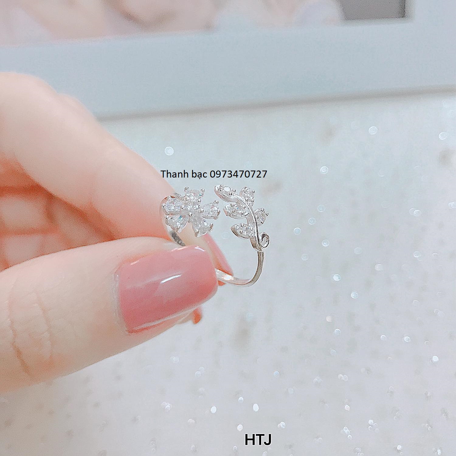 Nhẫn lá hoa cho nữ bạc ta xinh lắm