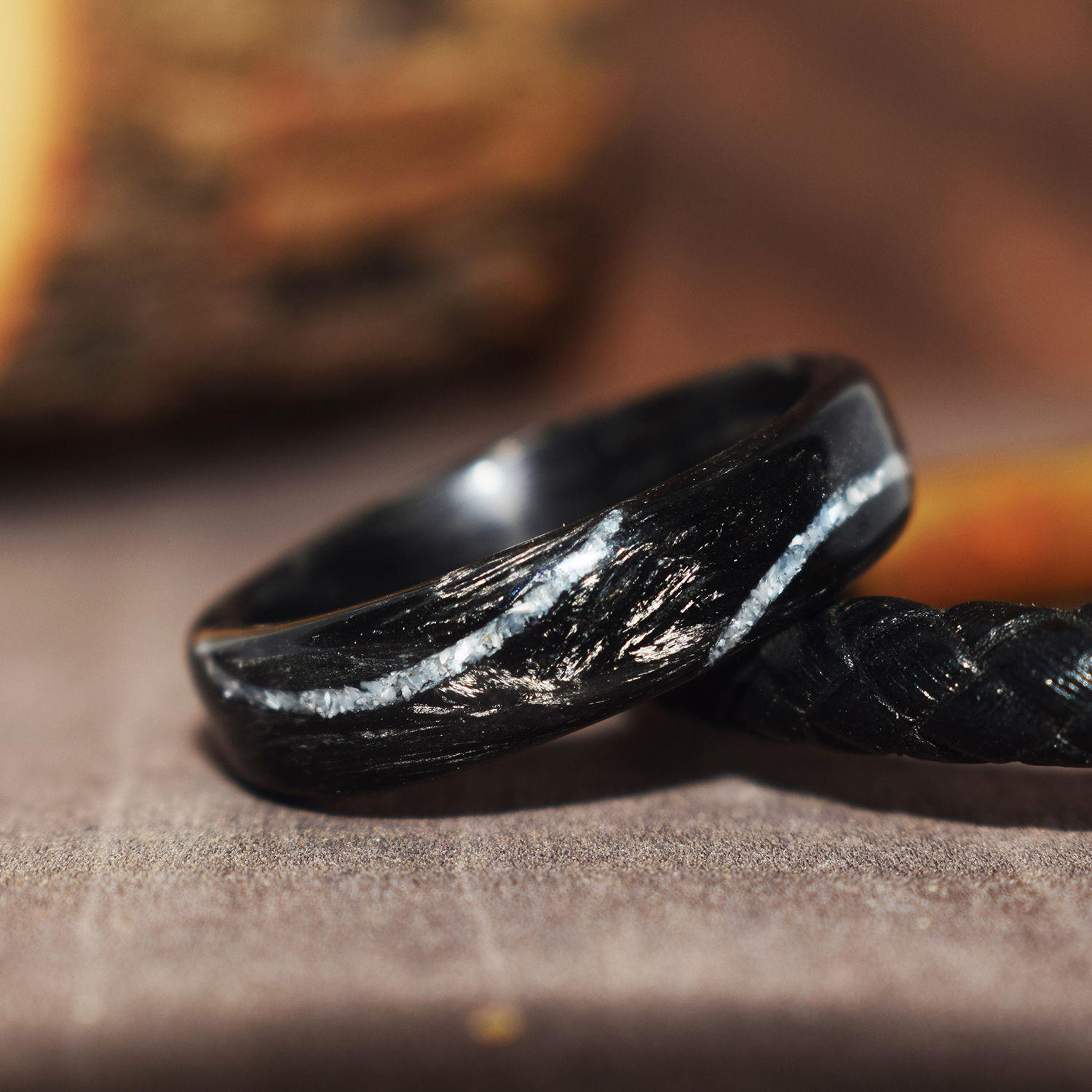 Nhẫn forget carbon kết hợp vỏ ốc xà cừ