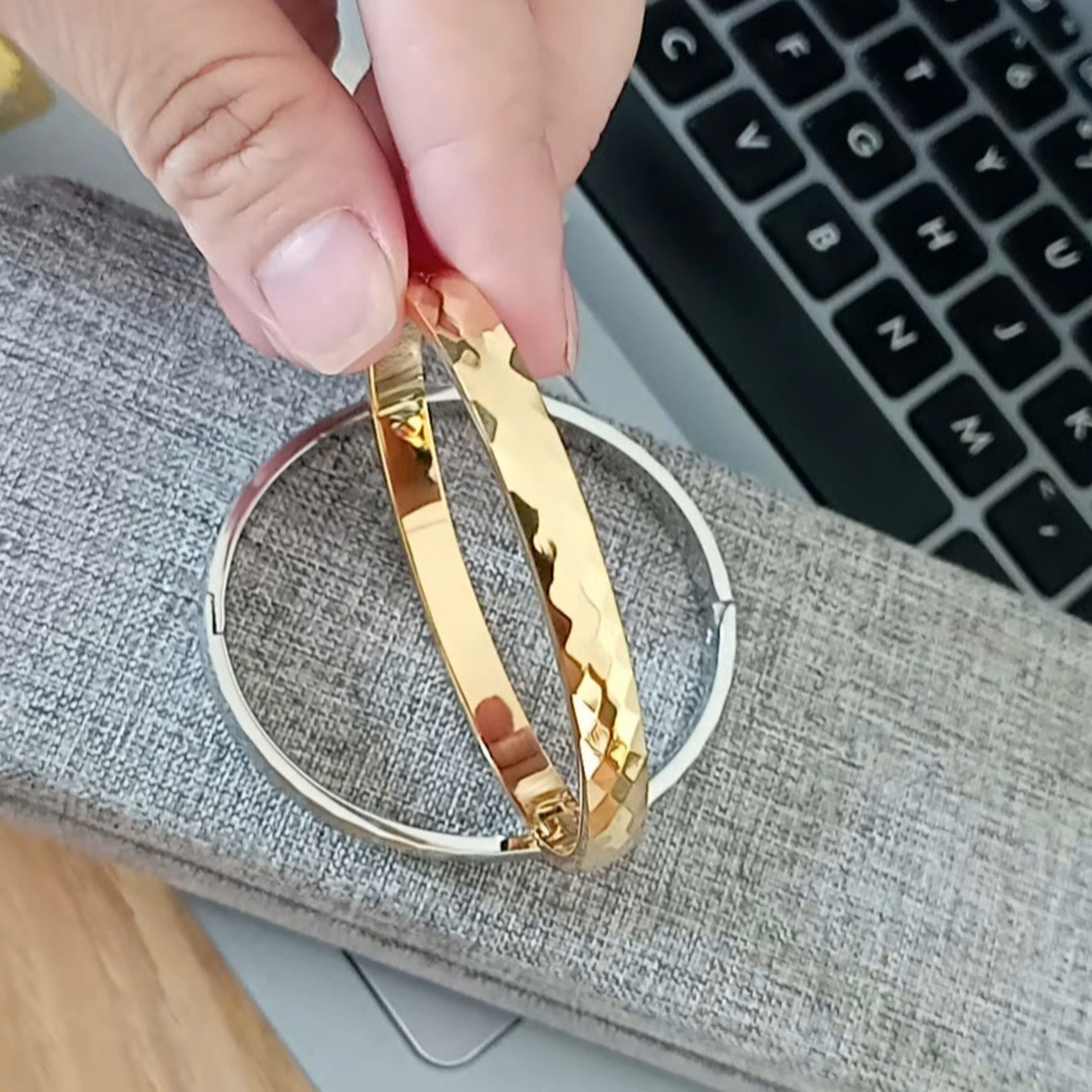 VÒNG TAY TITAN TRƠN ĐƠN GIẢN, BẢN MO TRÒN 5MM_ DẠNG HÌNH OVAL, CÓ KHÓA GÀI
