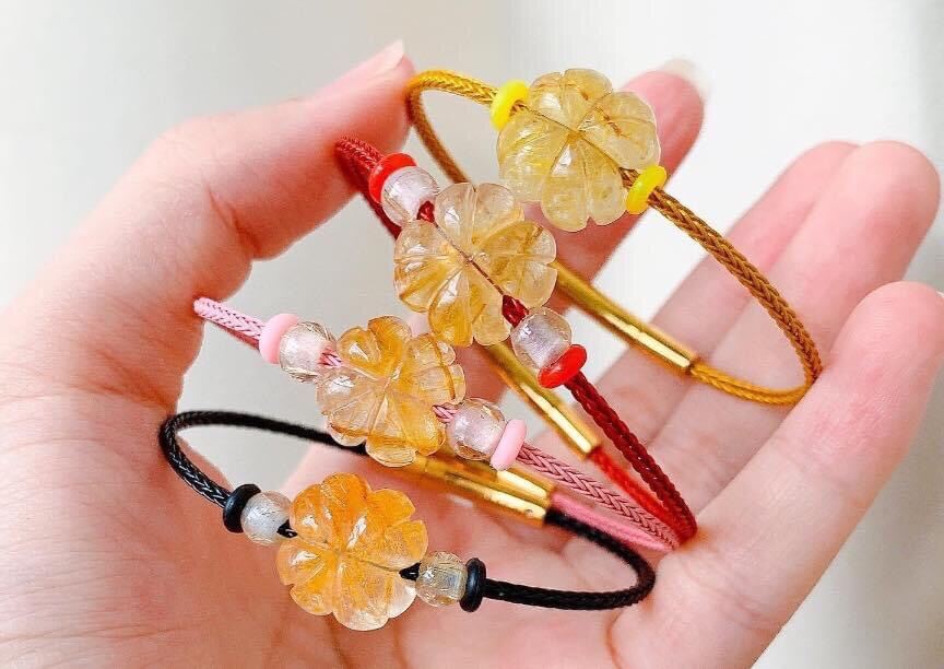 Vòng tay cỏ 4 lá đá  thạch anh tóc vàng tự nhiên VIP, vòng tay đá phong thuỷ hợp mệnh kim, mệnh thổ hàng chuẩn đủ bill hoá đơn bảo hành trọn đời