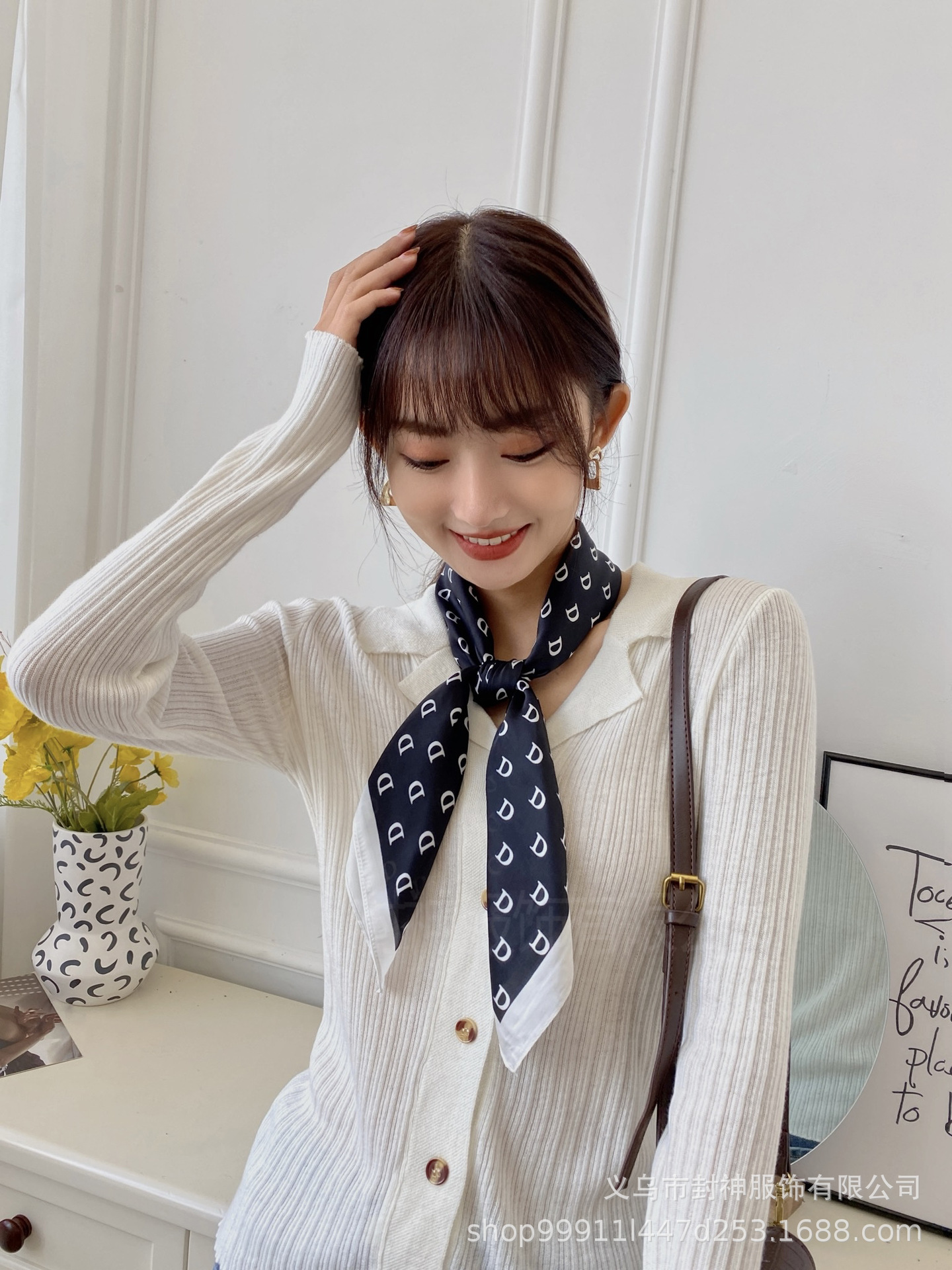 Khăn Lụa Vuông 70x70 Quàng Cổ Quấn Tóc Làm Áo Yếm Lụa- Chữ cái