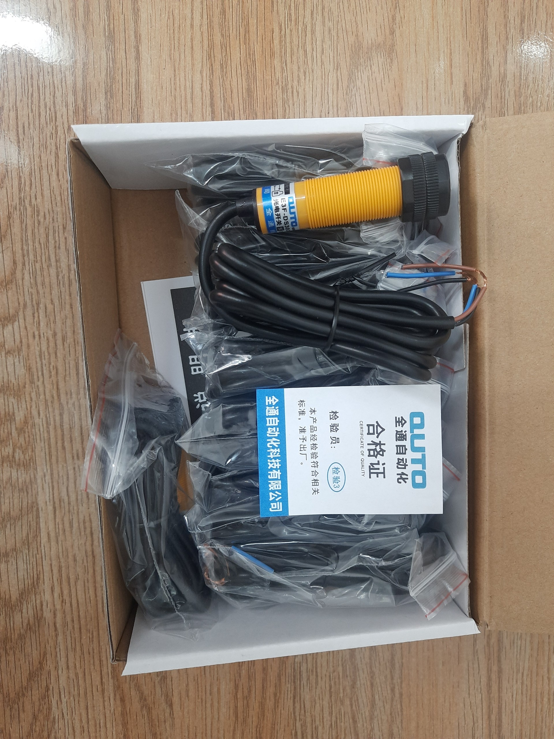 Cảm biến quang sensor quang E3F-DS30C4