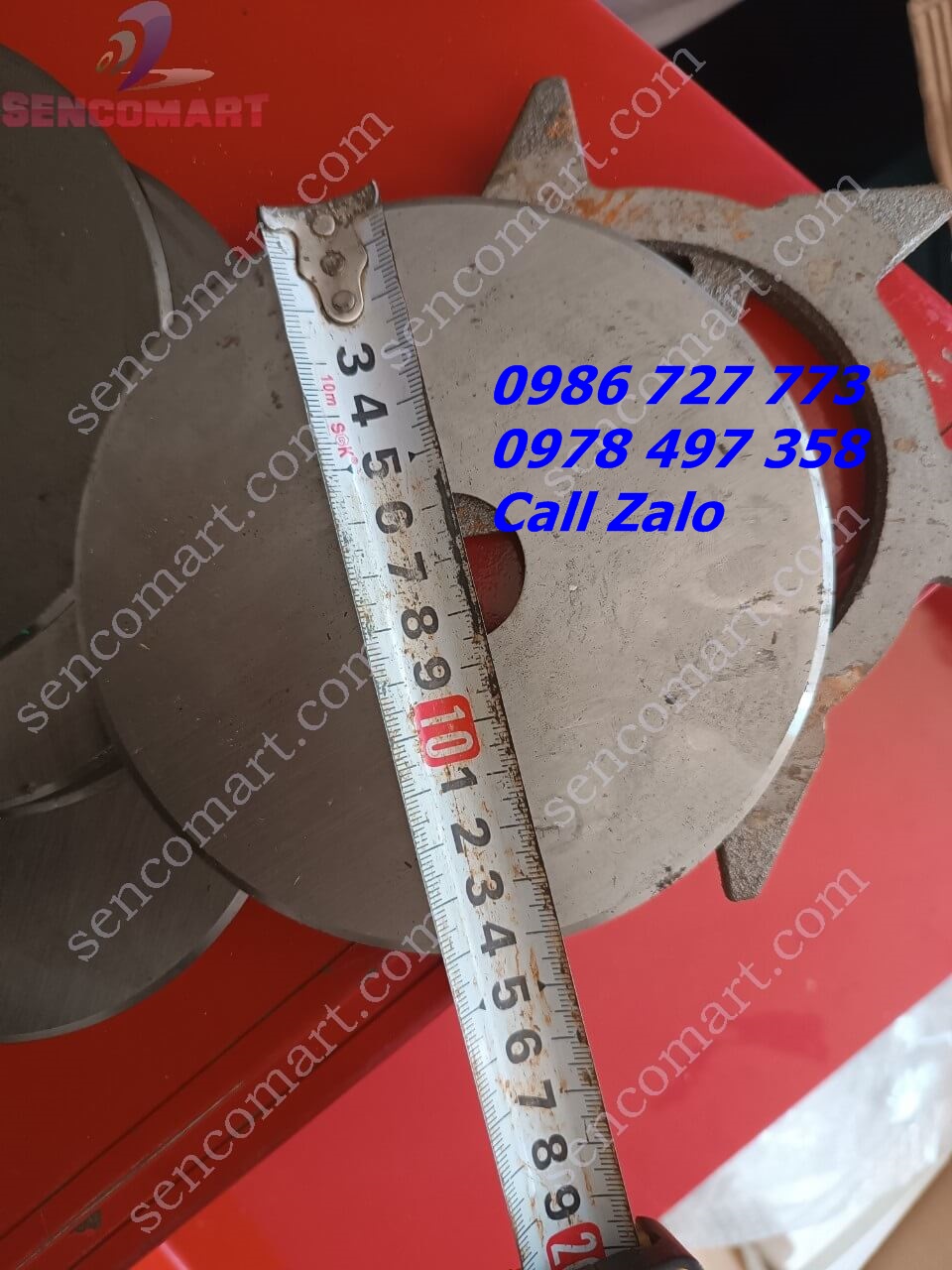 Máy cắt cá mồi có lưỡi dao cắt cá bao nhiêu