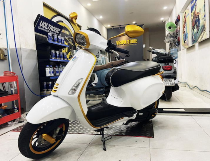 Da yên xe Vespa Sprint viền trắng