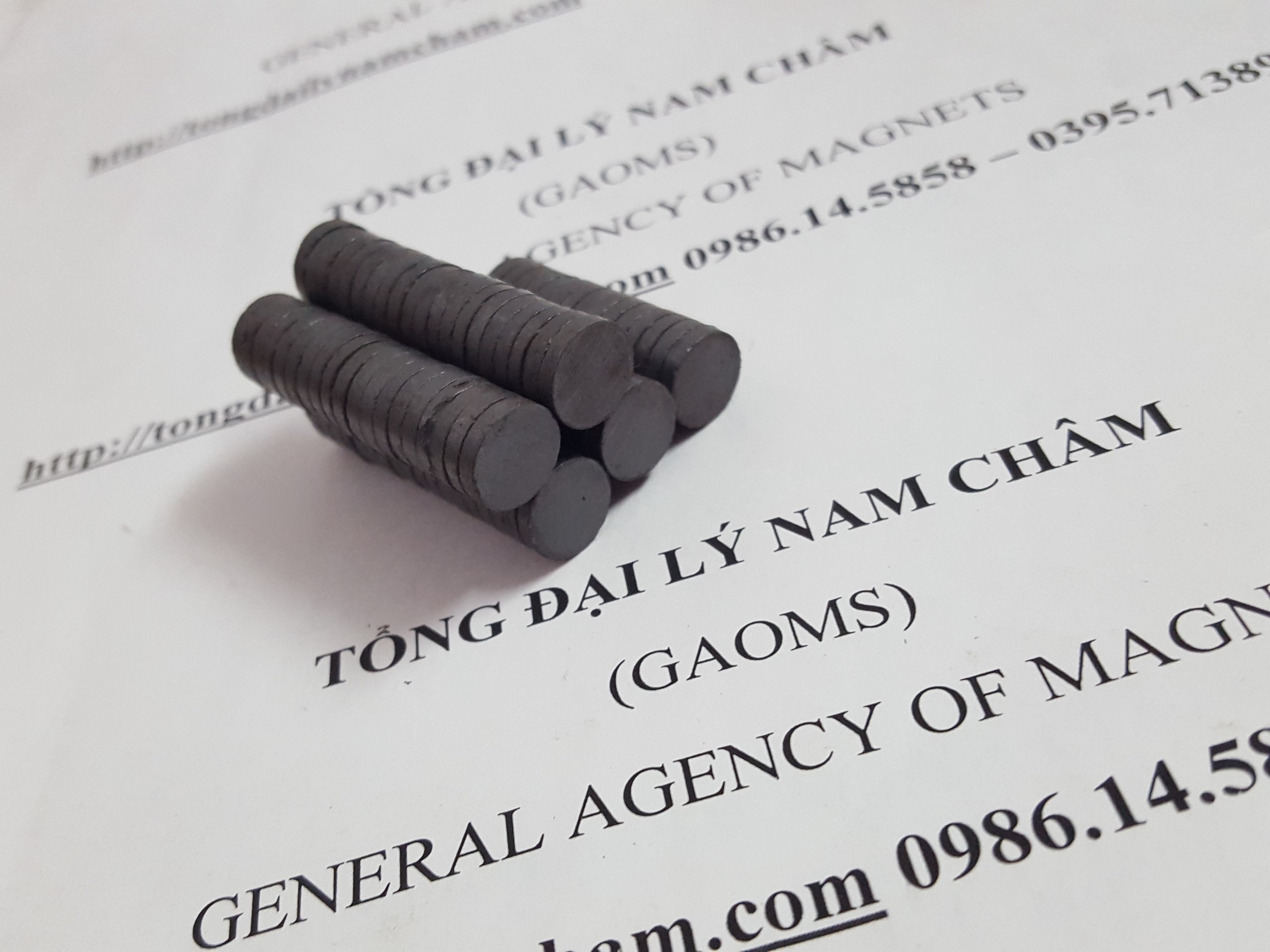 50 viên nam châm đen/nam châm ferrite 10x2mm