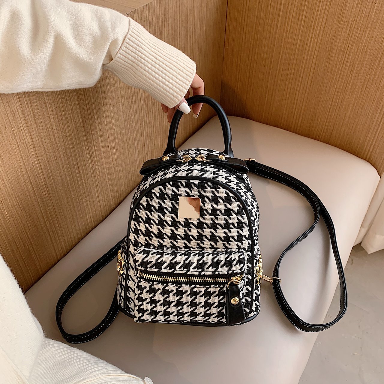 Balo mini kẻ thiết kế đinh tán - B108