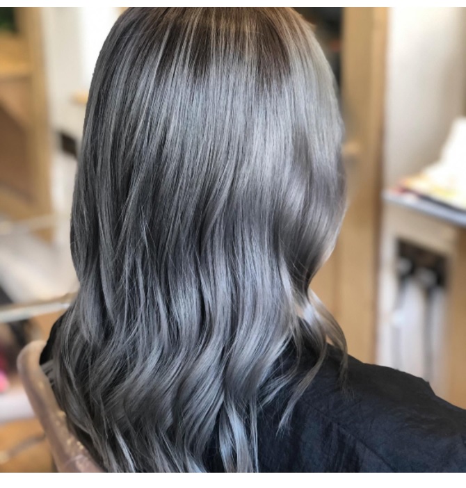 Với thuốc nhuộm tóc màu mix khói ash, bạn sẽ có được một kiểu tóc thật sành điệu và sang trọng. Hãy cùng khám phá hình ảnh để thấy sự tuyệt vời của màu tóc này.