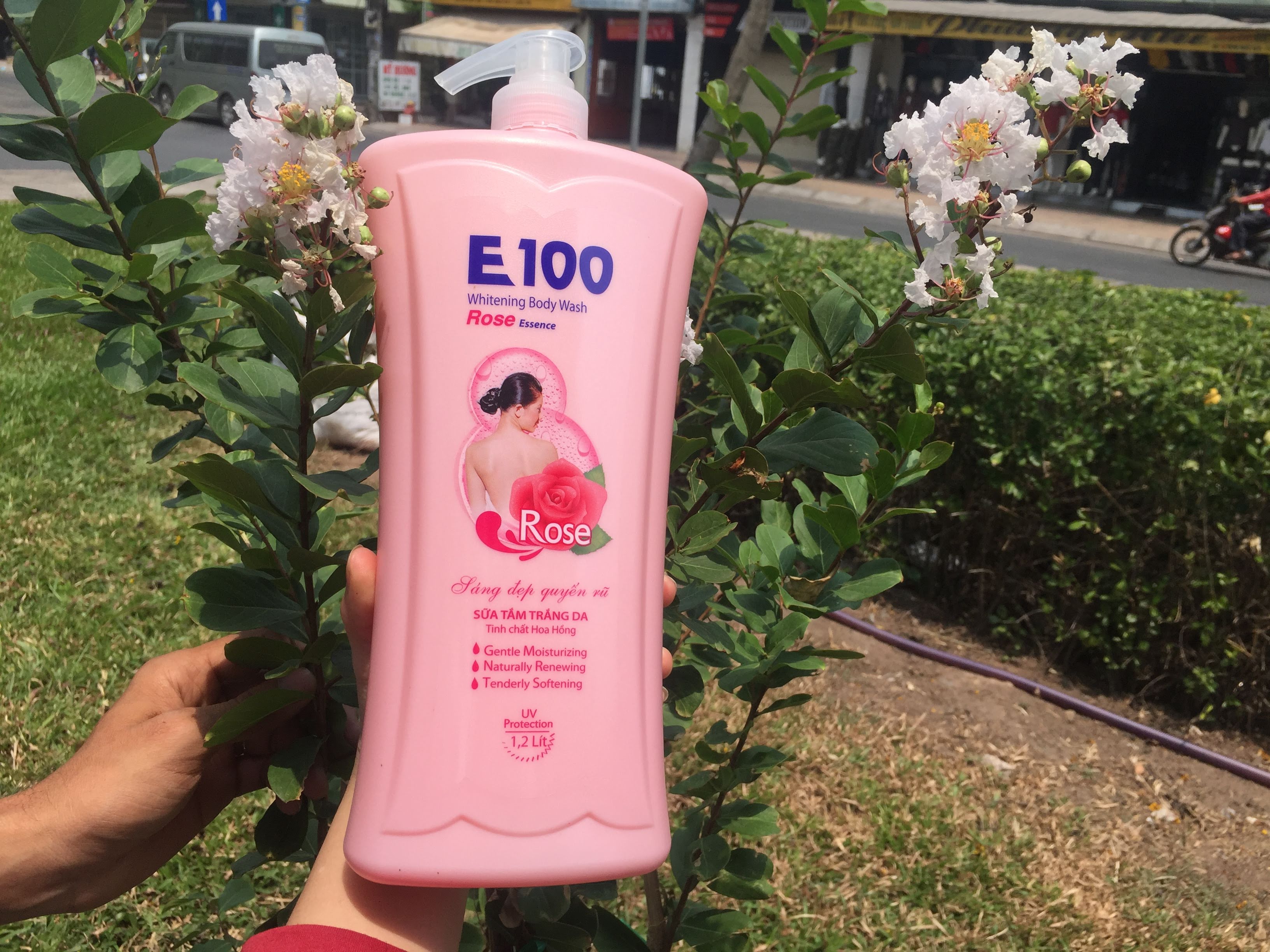 Sữa tắm trắng da E 100 hương hoa Hồng 1200 ml