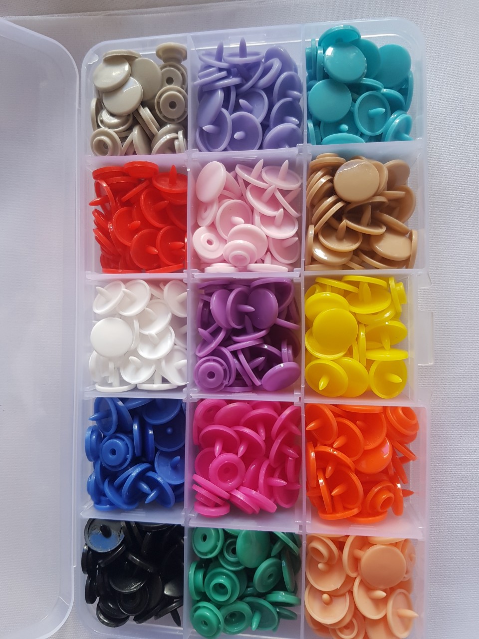 Hộp 150 nút nhwuaj 4 thành phần 15 màu khác nhau mỗi màu 10 bộ nút t5 tương ứng 13mm