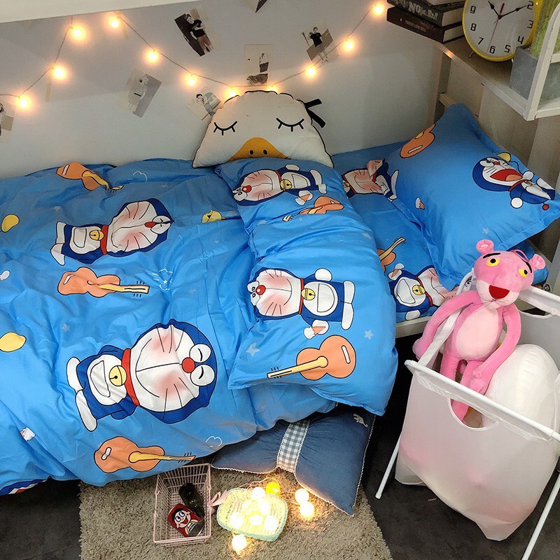 Bộ Ga Gối 3 Món Chất Liệu Cotton Poly Mẫu DORAEMON ĐÁNH ĐÀN