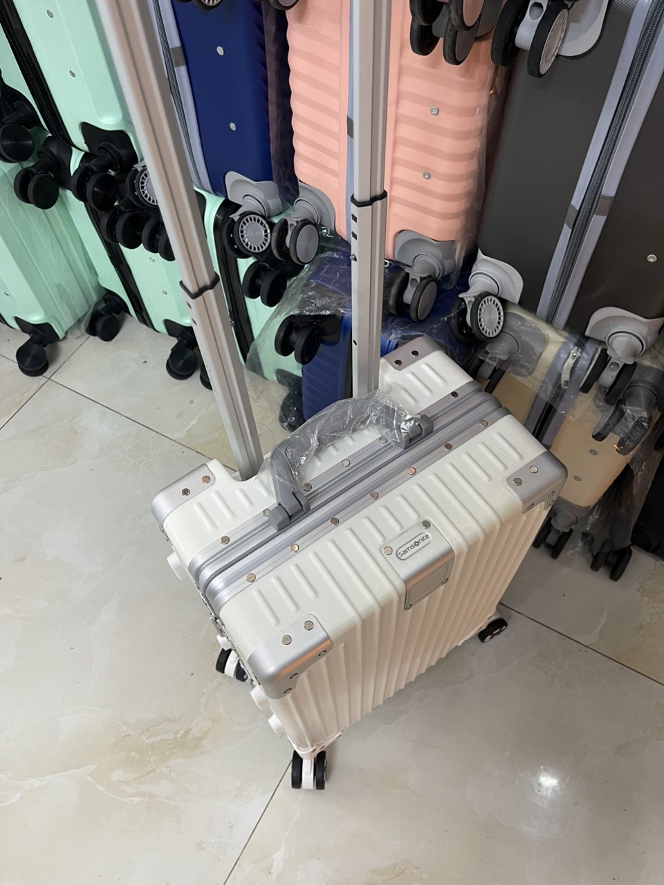 Vali Samsonite khung nhôm Tru-Frame size 20/24/28 tay máy bay khóa sập TSA