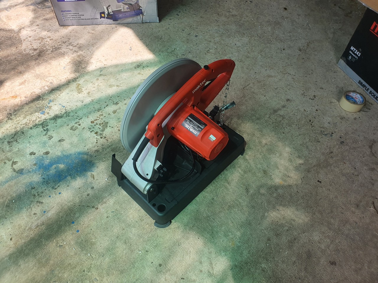 Máy cắt sắt Maktec MT243