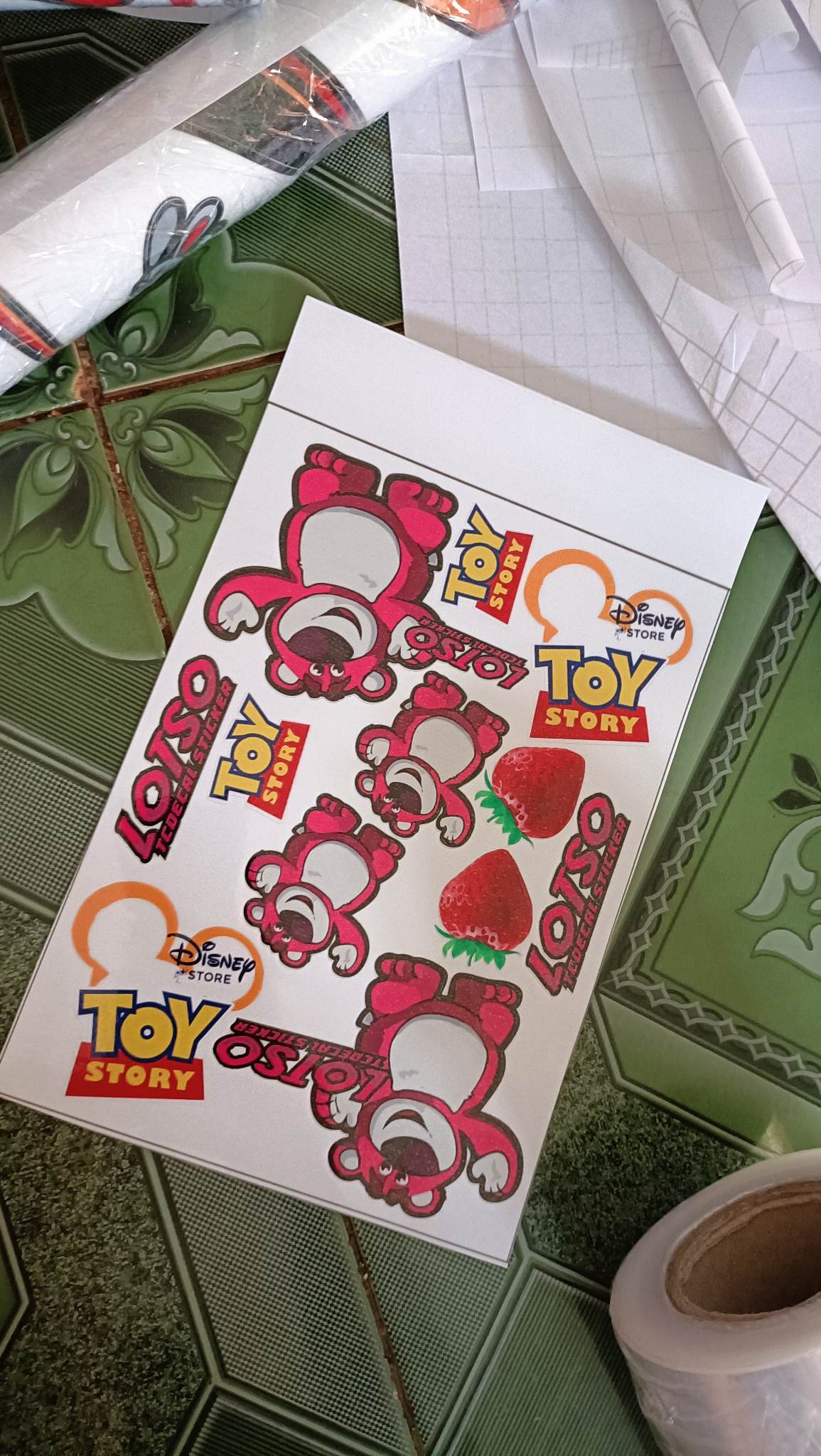 Tem tấm logo gấu dâu kt 15x20cm