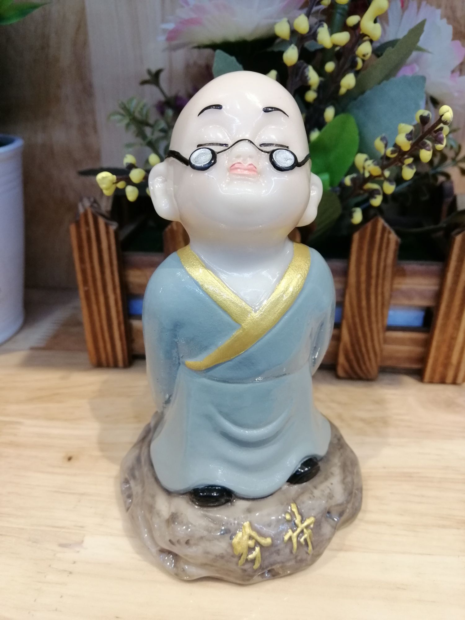 TƯỢNG CHÚ TIỂU ĐEO KÍNH ĐỌC SÁCH