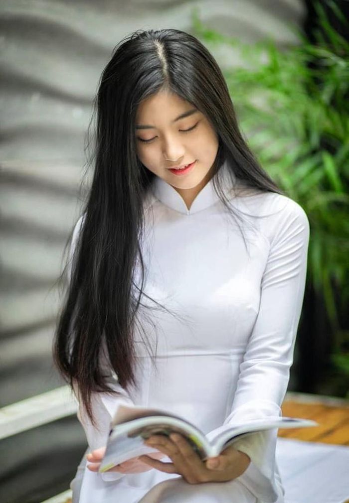 Áo dài truyền thống là trang phục mang tính biểu tượng của phụ nữ Việt Nam. Với những hình ảnh đẹp mắt về áo dài, bạn sẽ có thêm cảm xúc về sự tinh tế và truyền thống đặc sắc của đất nước.