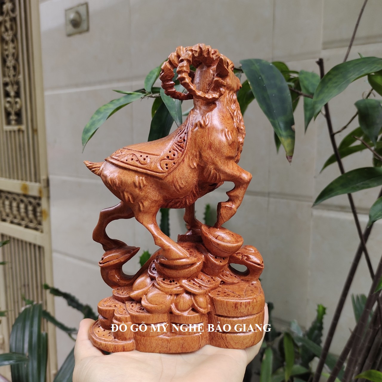 Tượng con dê gỗ hương cao 20 cm mẫu mới