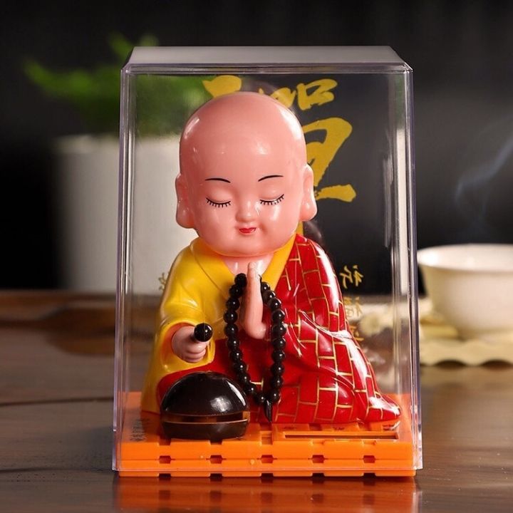 Chú tiểu gõ mõ tụng kinh sử dụng năng lượng mặt trời