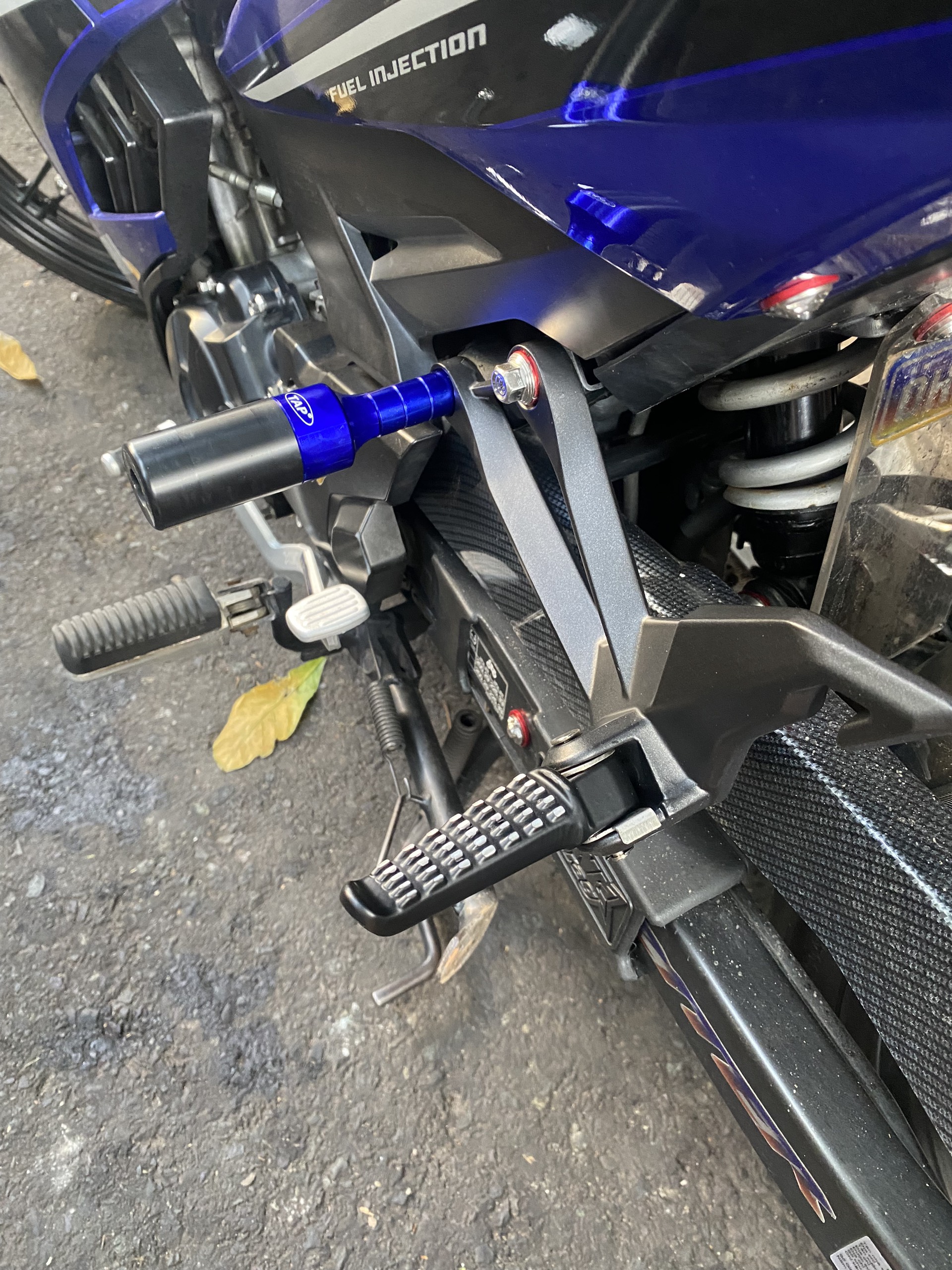 [HCM]GÁC CHÂN Z1000 CHO EXCITER 150 L2