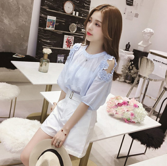 Áo Kiểu Hở Vai Đính Hoa Phong Cách Hàn Quốc
