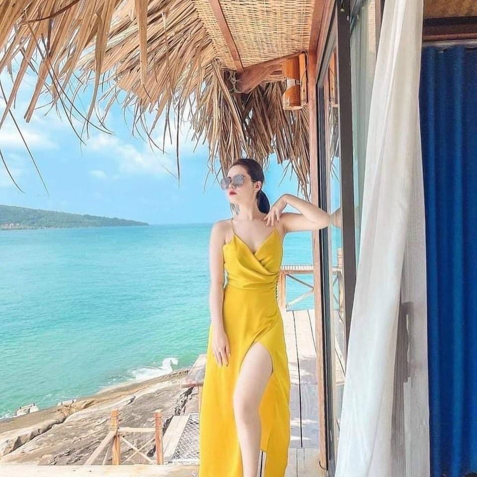 Đầm maxi vàng nút eo xẻ tà