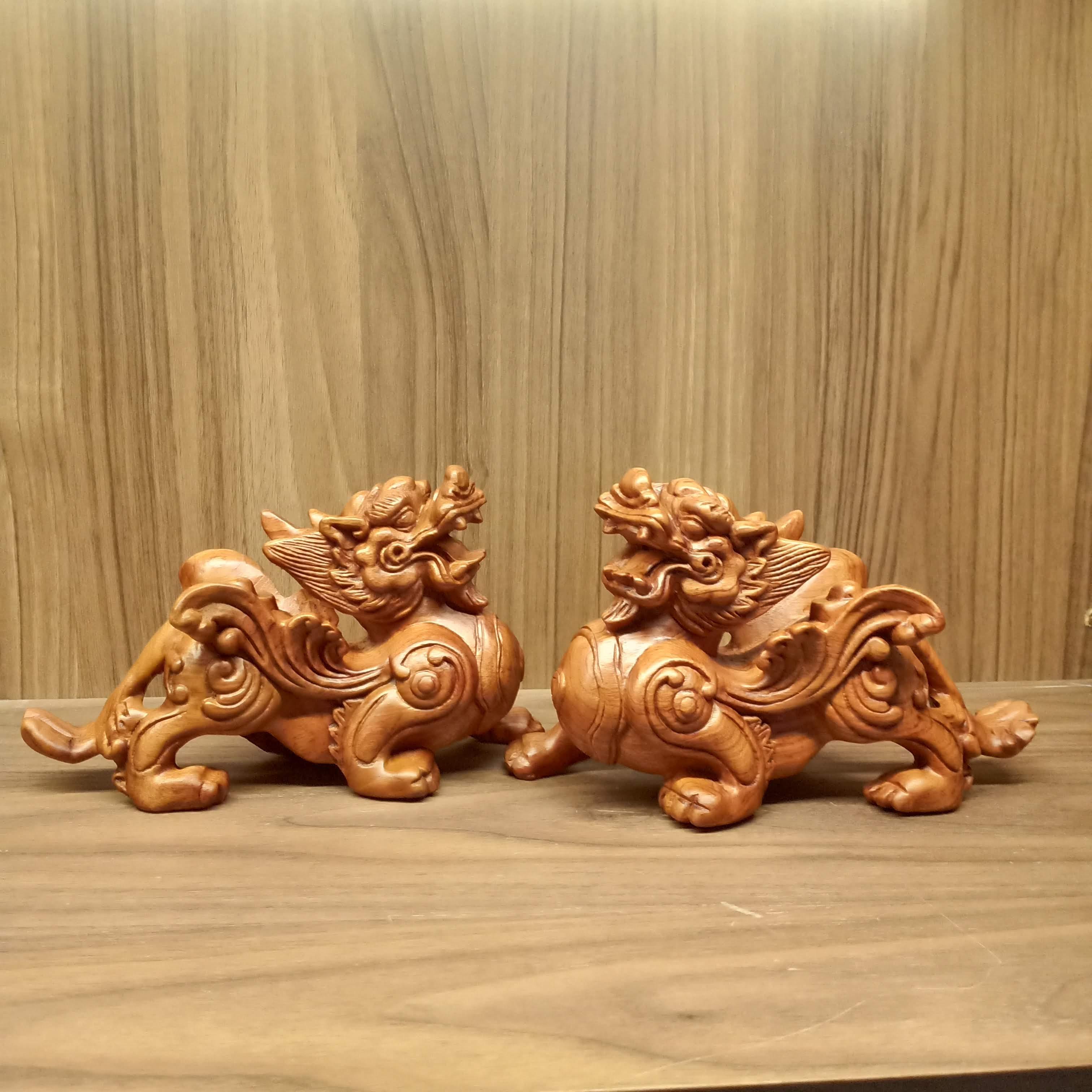 Cặp tỳ hưu gỗ hương. Mang bạc vào nhà mà còn giúp công danh tấn tới và sự bình an lâu dài.