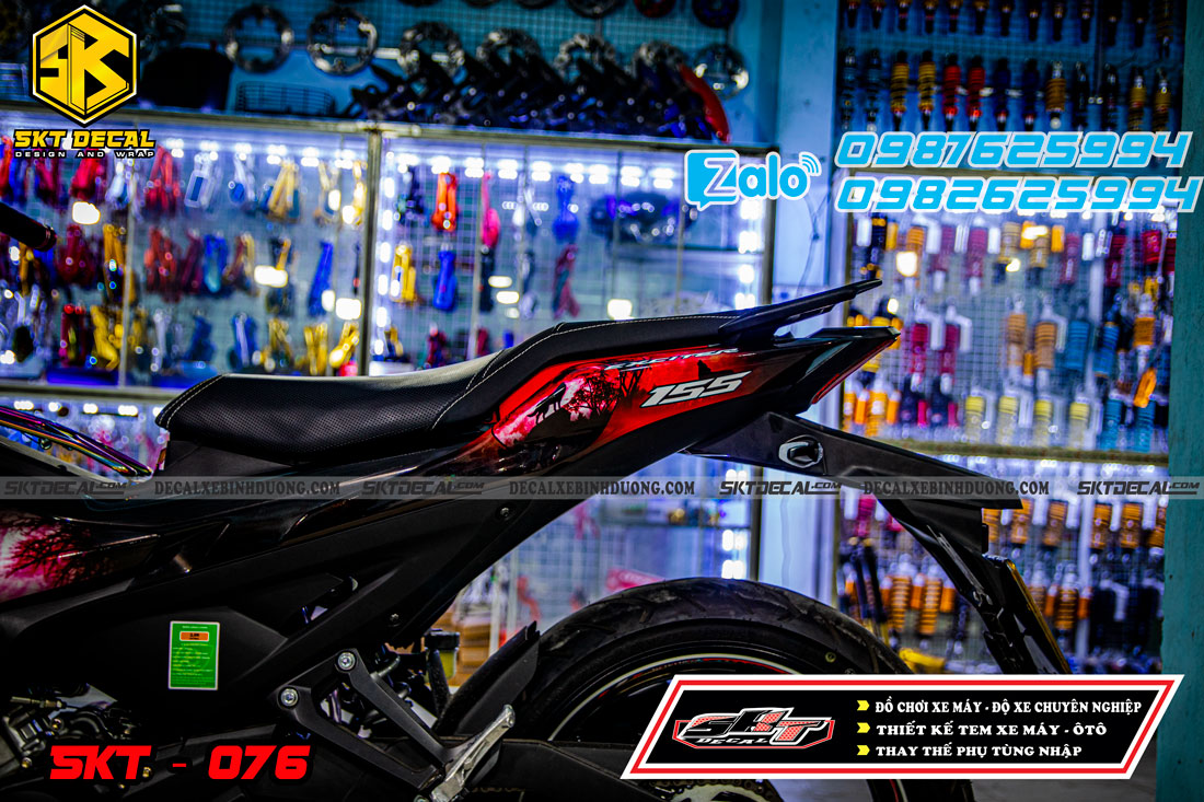 tem trùm xe exciter 155 đen đỏ sói đêm