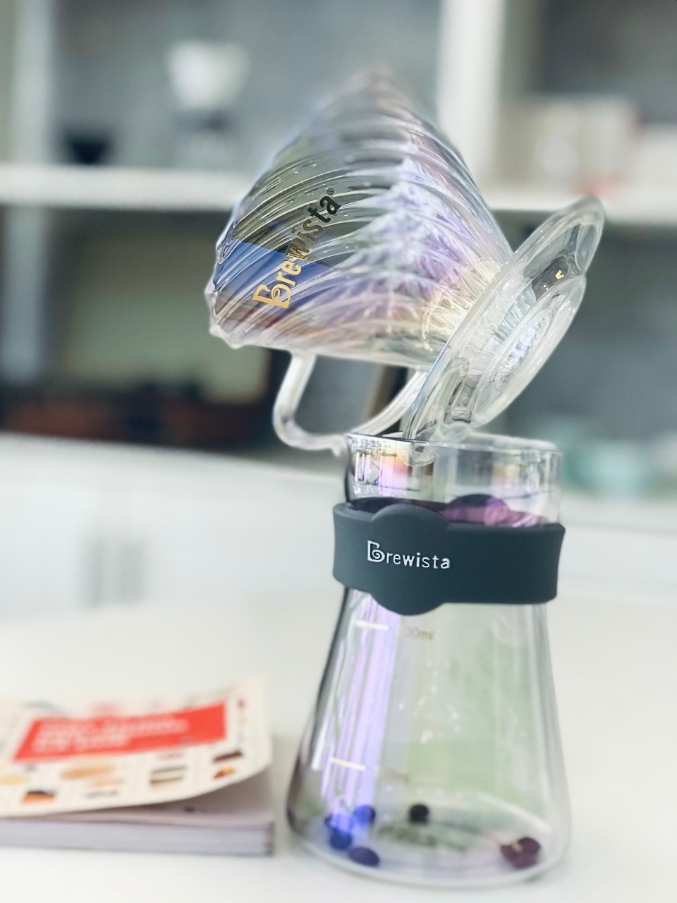 Bộ phễu V60 pha cà phê pour over thủy tinh Brewista Tornado Dripper & Server - Bright Moon