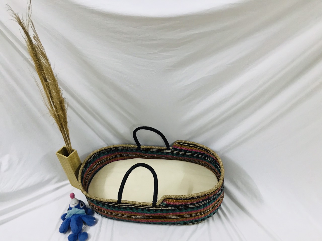 Nôi cói siêu xinh xắn dành cho em bé kích thước : Dài: 77 cm X Rộng: 42 cm X Cao 28 cm