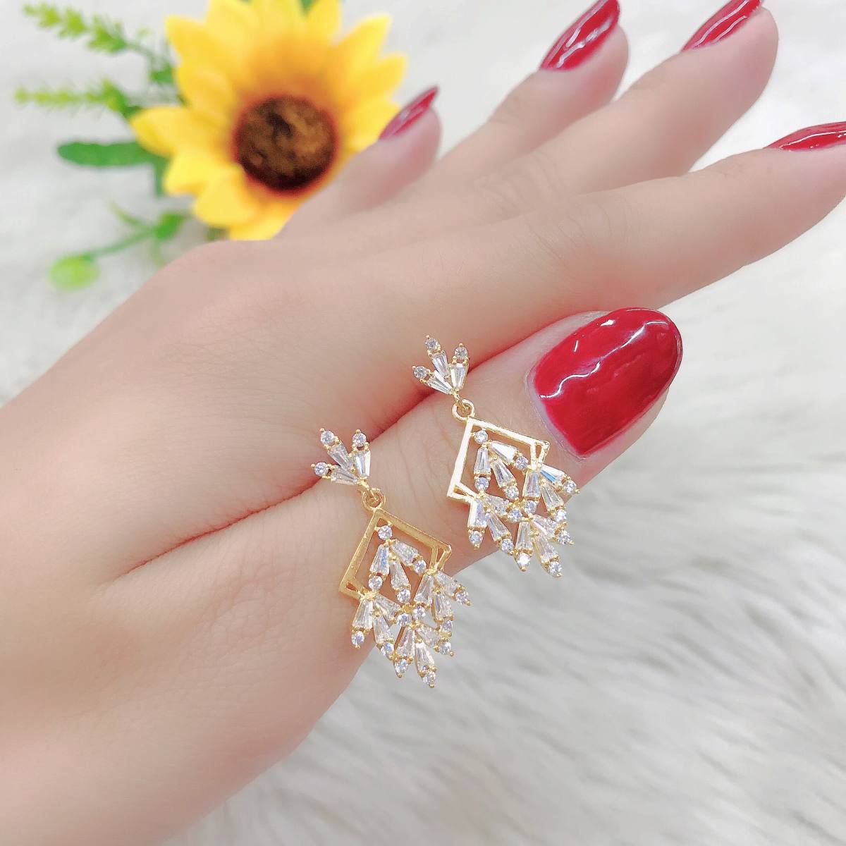 Bông tai nữ thánh tích đính đá m5 7.12