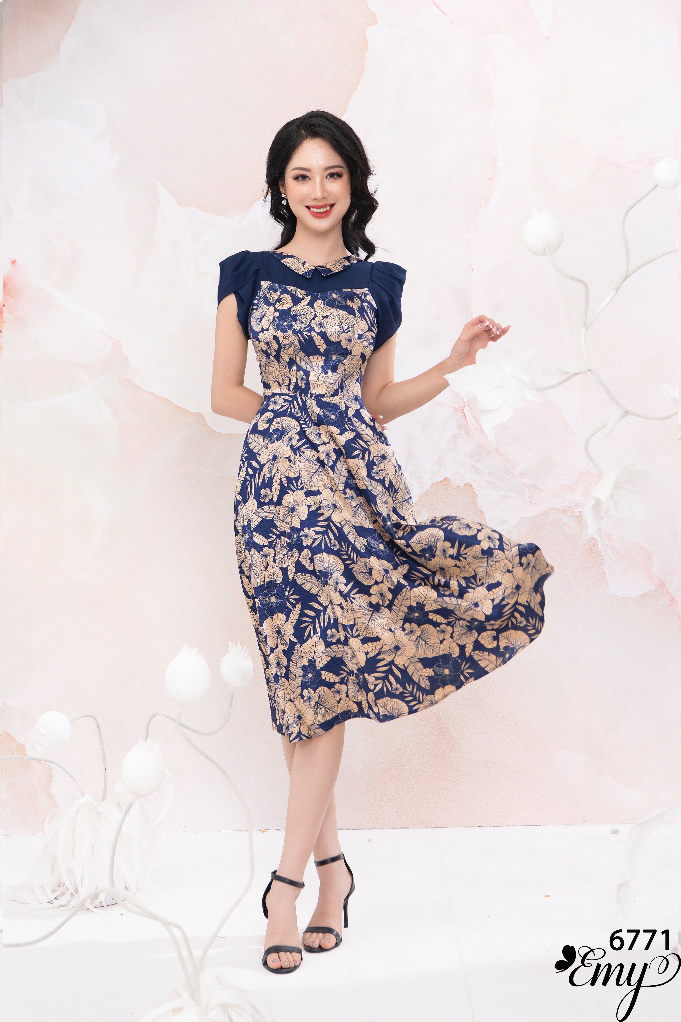 Đầm EMY EM6771 Xoè HT Lá Cổ V