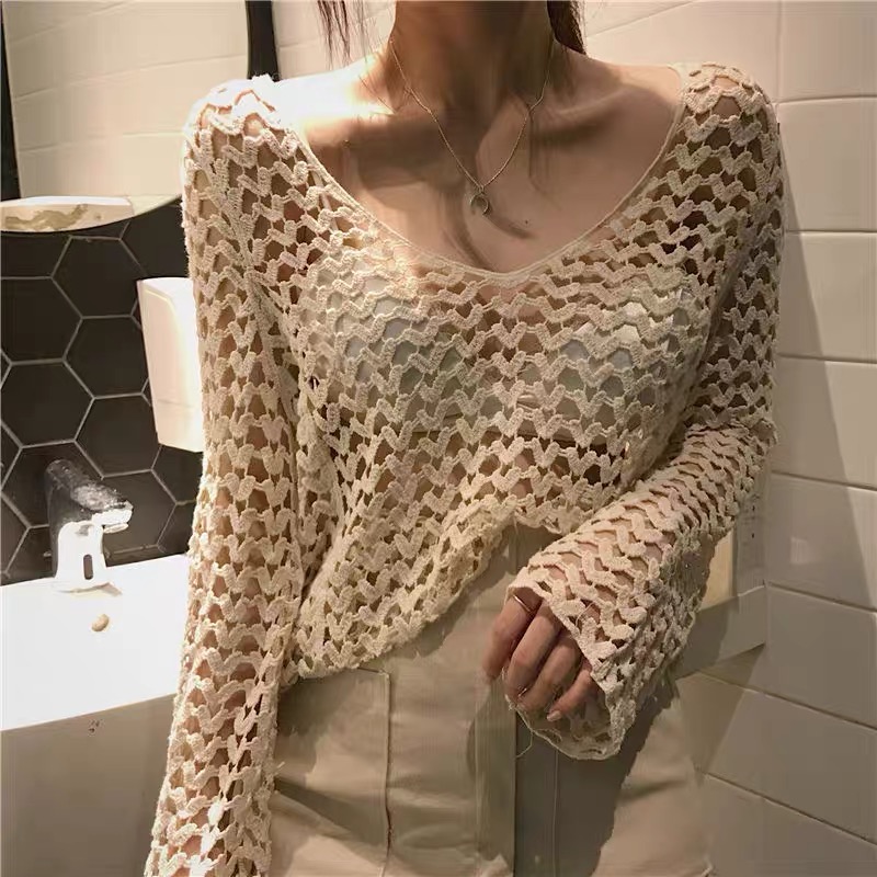 Áo đan lưới hình trái tim đi biển