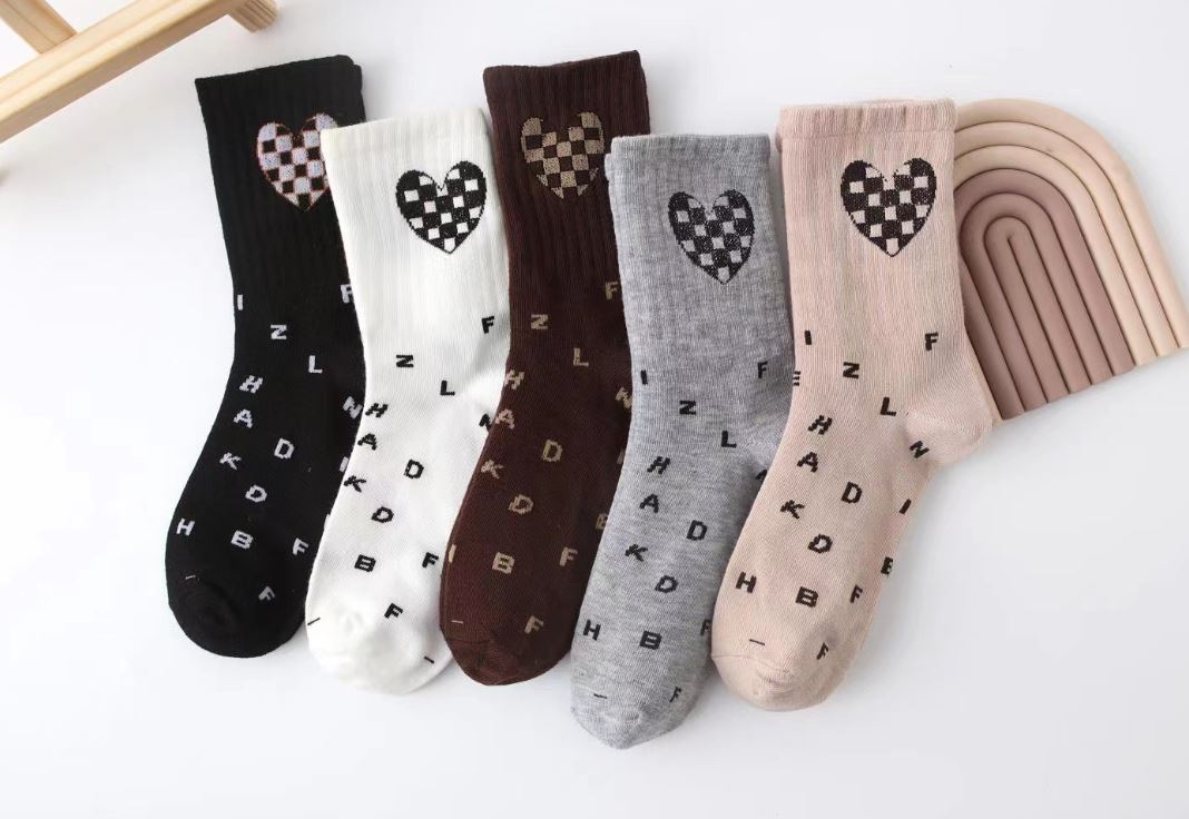 Set 5 Đôi Tất Vớ Nữ Cao Cổ Mix Trái Tim Caro