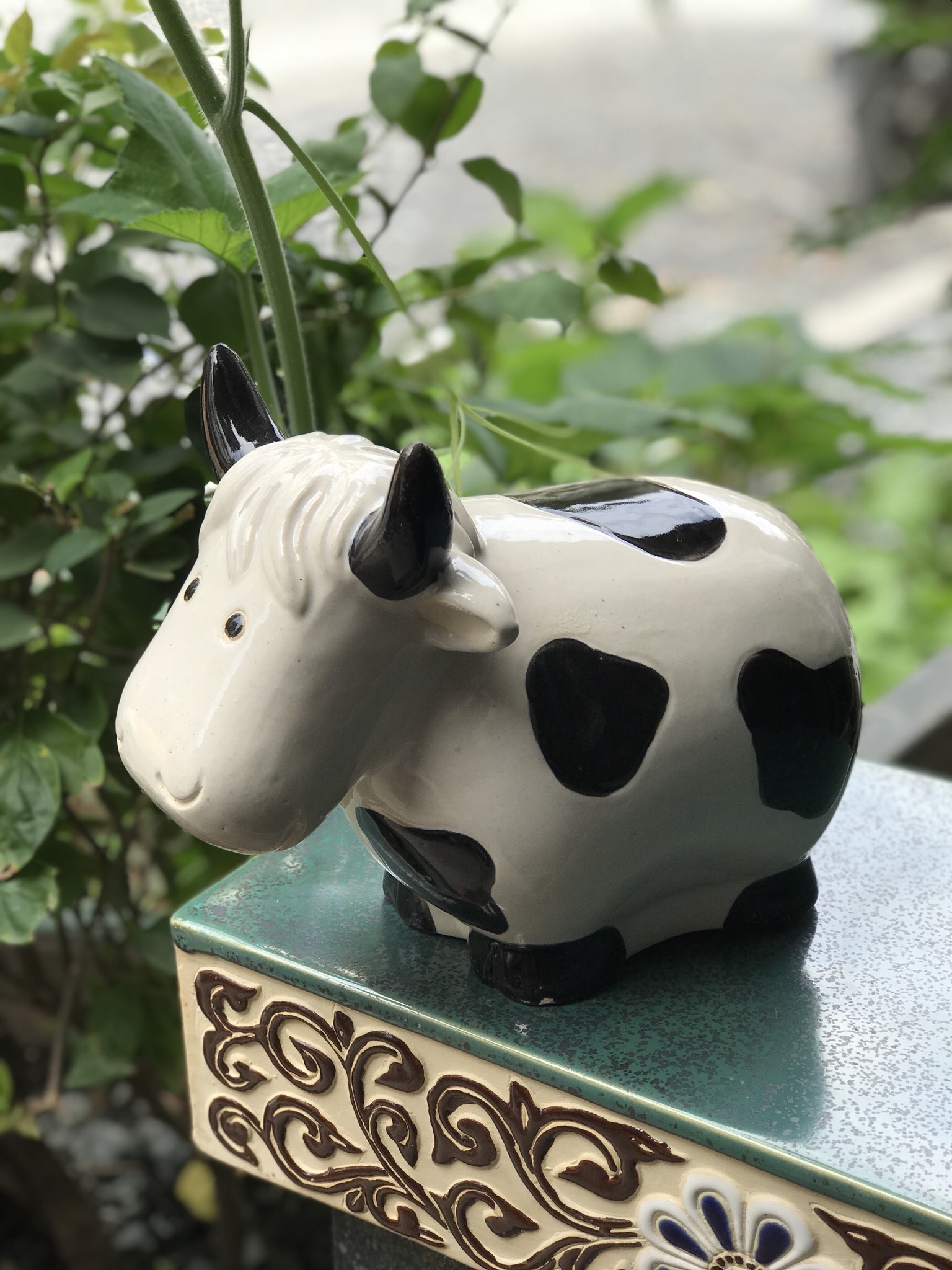 Gốm sứ hình con bò sữa trang trí trong nhà hay sân vườn