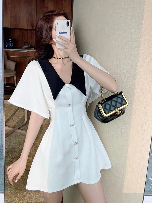 ĐẦM XÒE CÓ CỔ ĐÍNH NÚT NHẸ NHÀNG
