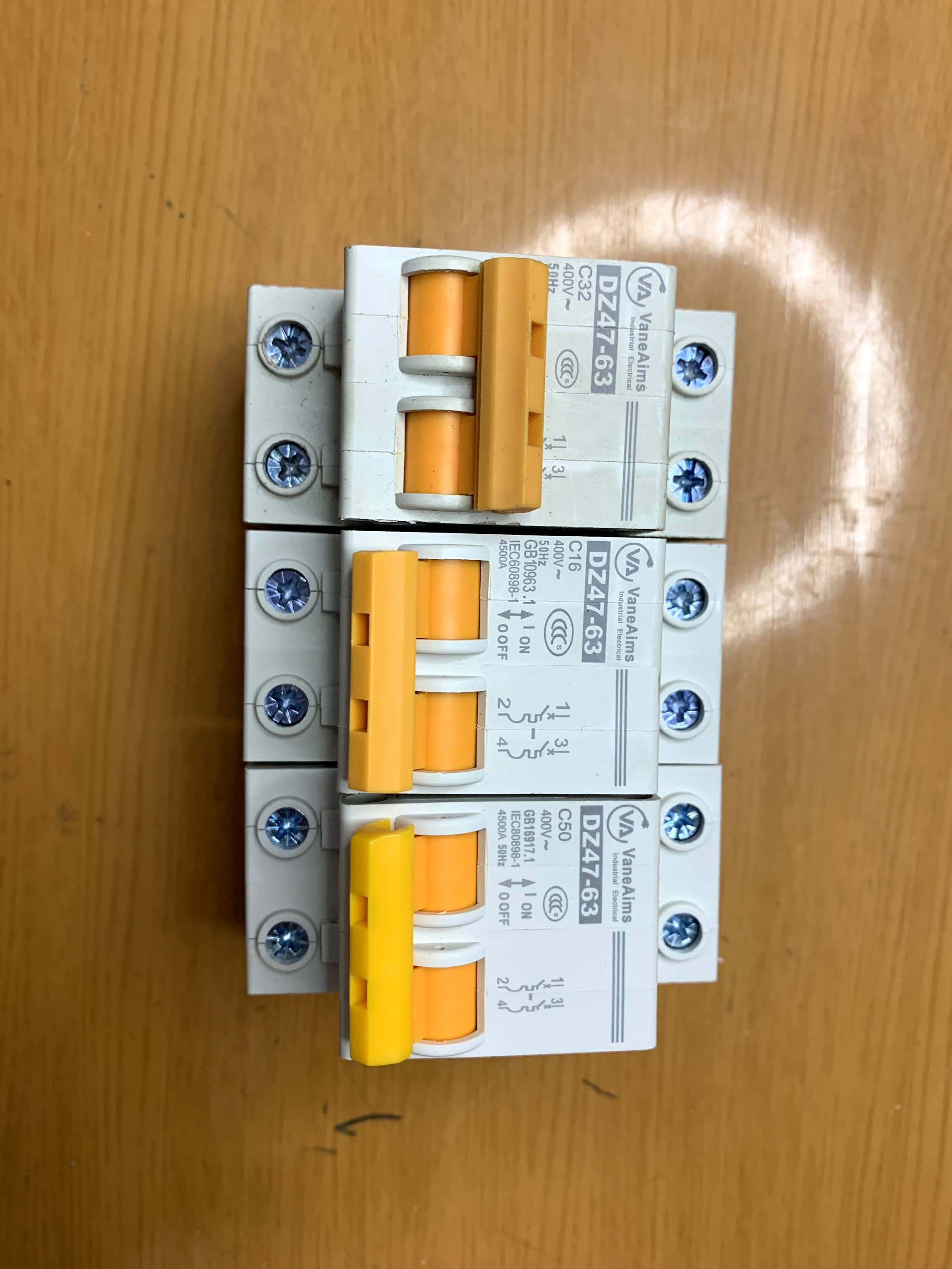 Cầu dao CB AC400V 32A 63A
