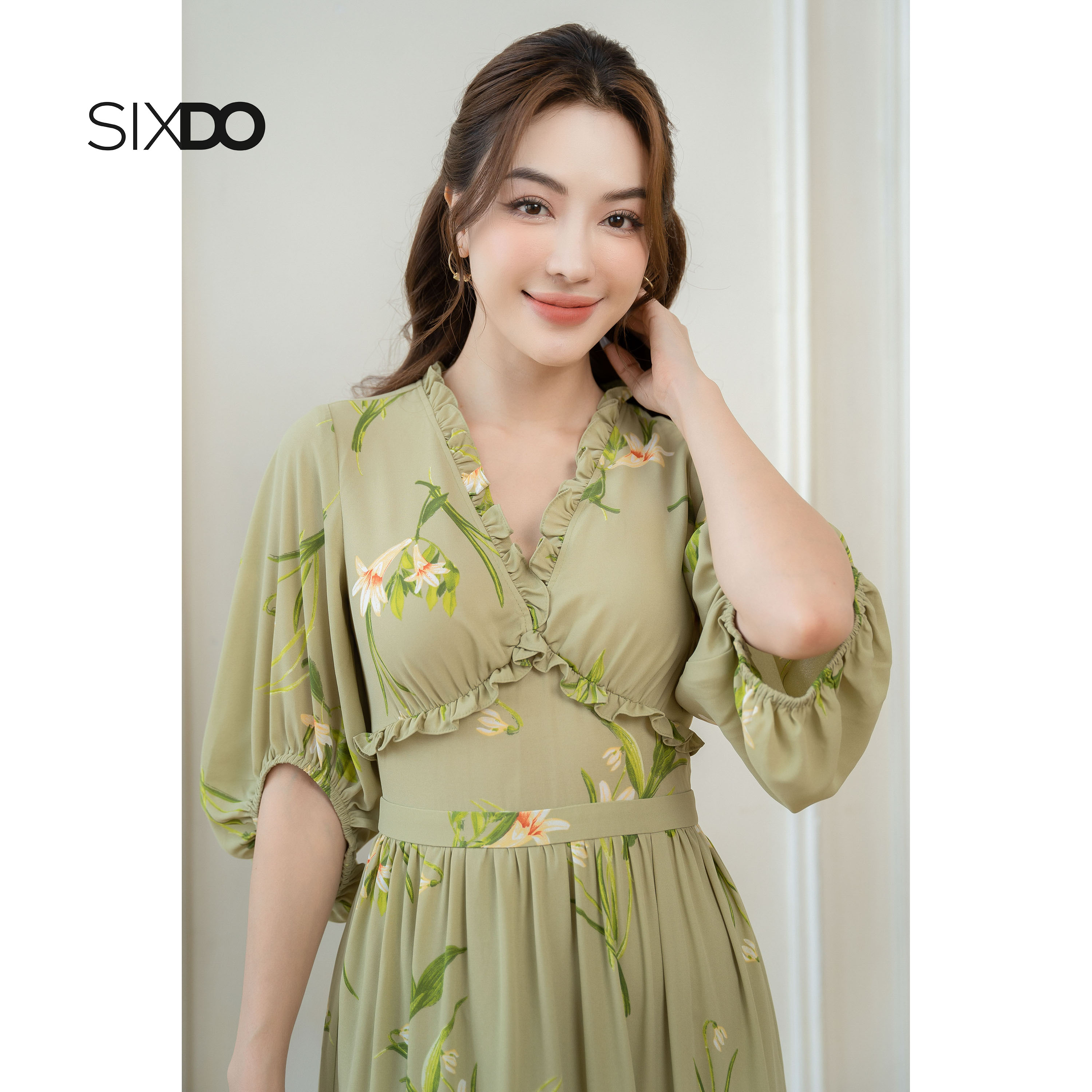 Đầm hoa chiffon cổ V phối bèo SIXDO (Floral Midi Chiffon Dress)
