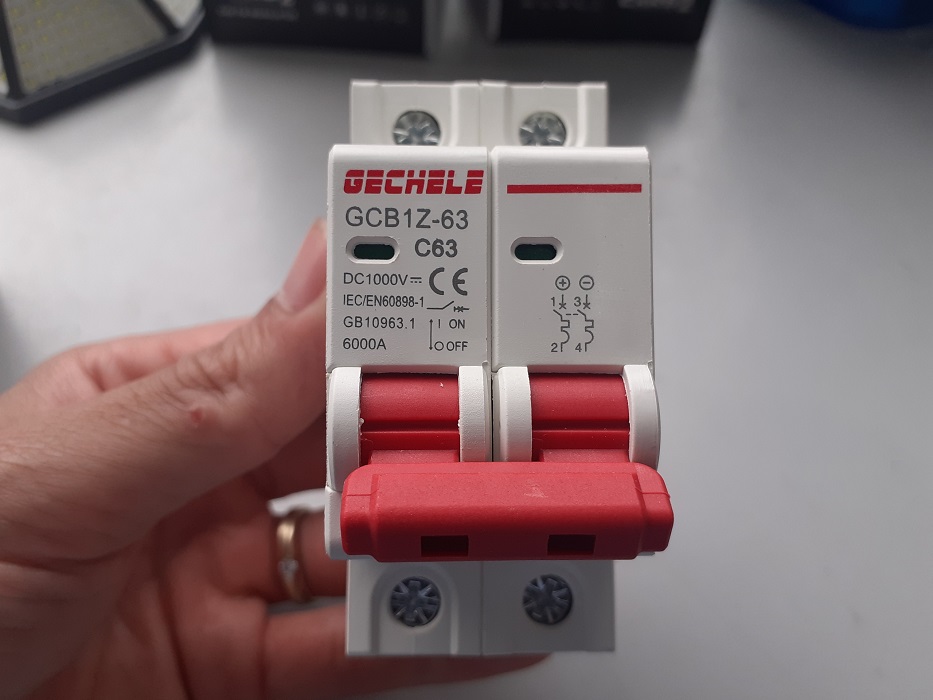 Aptomat CB 1000V DC 2P 16A 20A 32A 63A GECHELE chuyên dụng cho hệ thống điện mặt trời bộ ngắt mạch quang điện