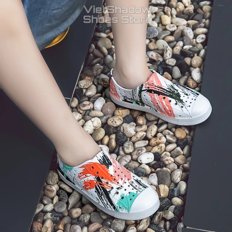 Giày nhựa wnc NATIVE trẻ em in họa tiết - Chất liệu nhựa EVA mềm, siêu nhẹ, không thấm nước, in họa tiết sinh động đáng yêu