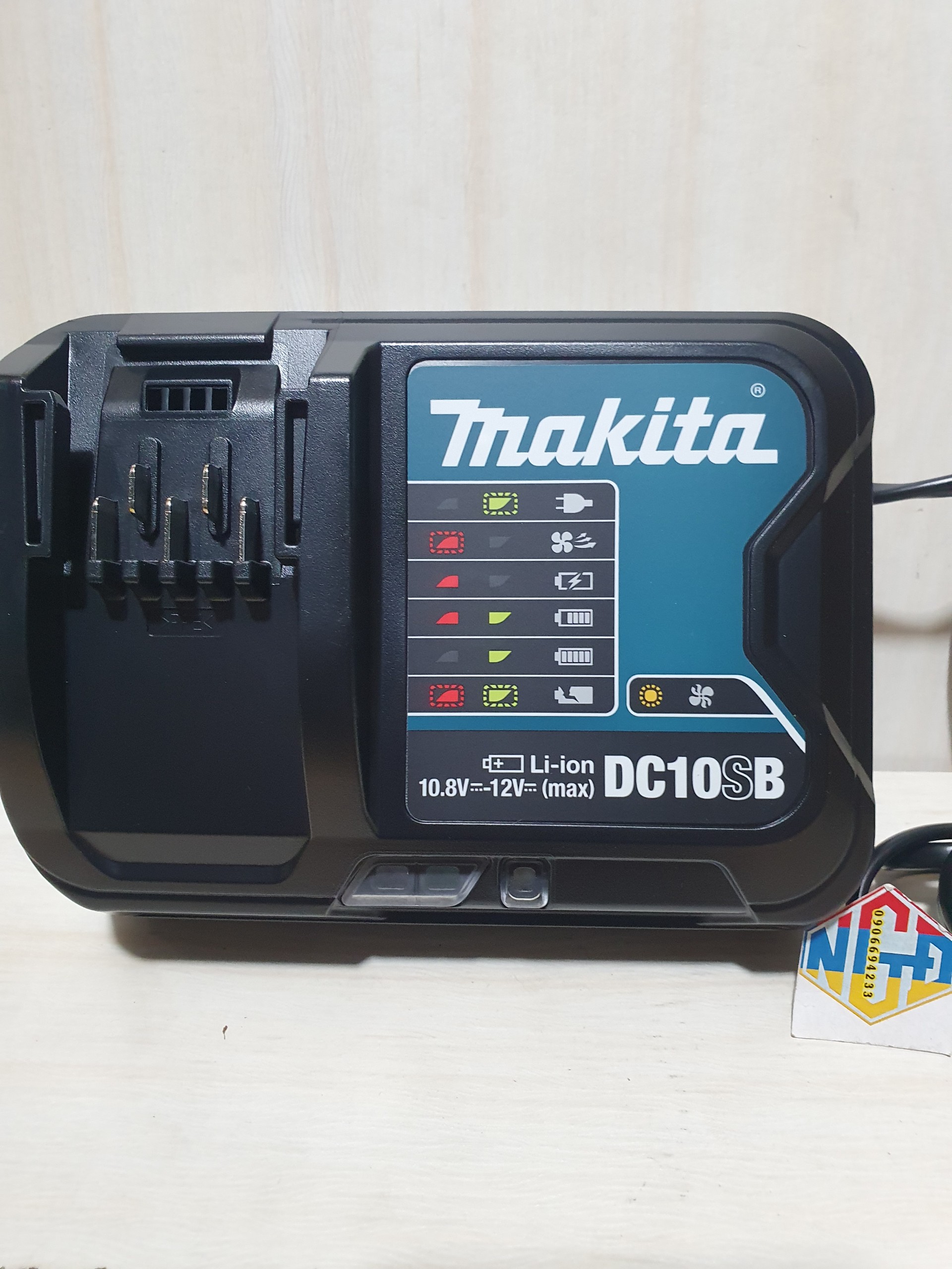 Đế sạc pin nhanh Makita 12VMax DC10SB